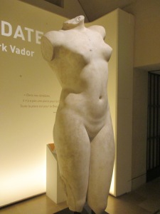 Aphrodite vous accueille, belle illustration de la citation de René Char que l'on peut lire derrière elle. Chryseia